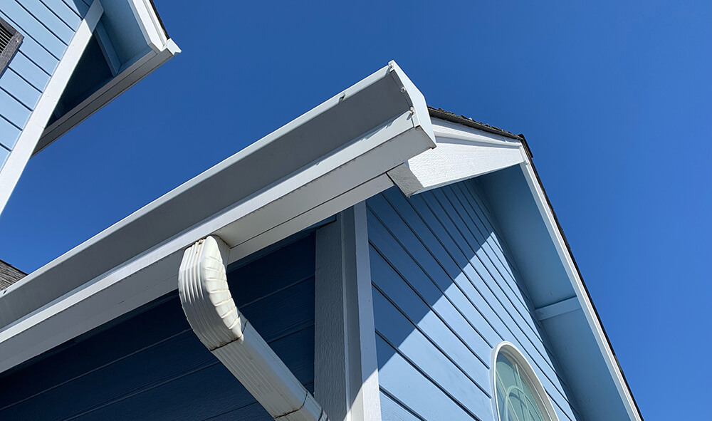 Rain gutter installation in Roseburg